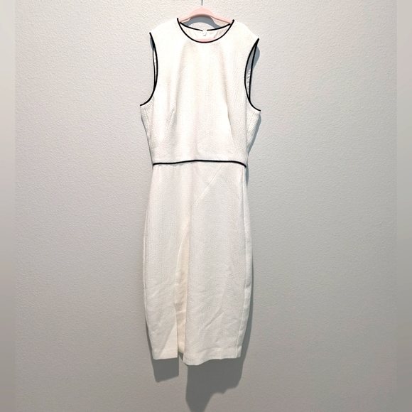 Black Halo Dresses & Skirts - Black Halo Puma Pebbled Sheath Dress